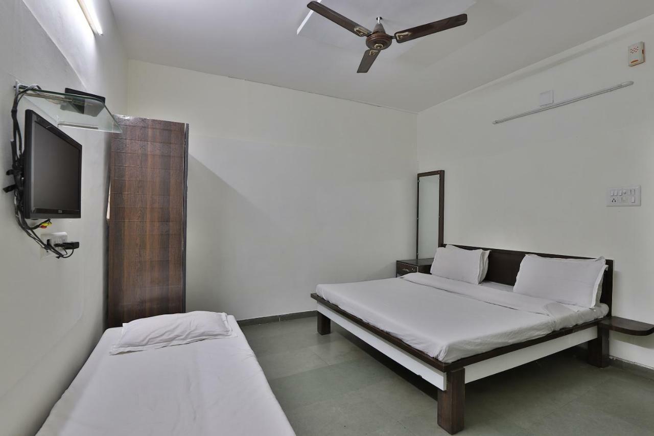 Spot On 47954 Shreeji Palace 3*